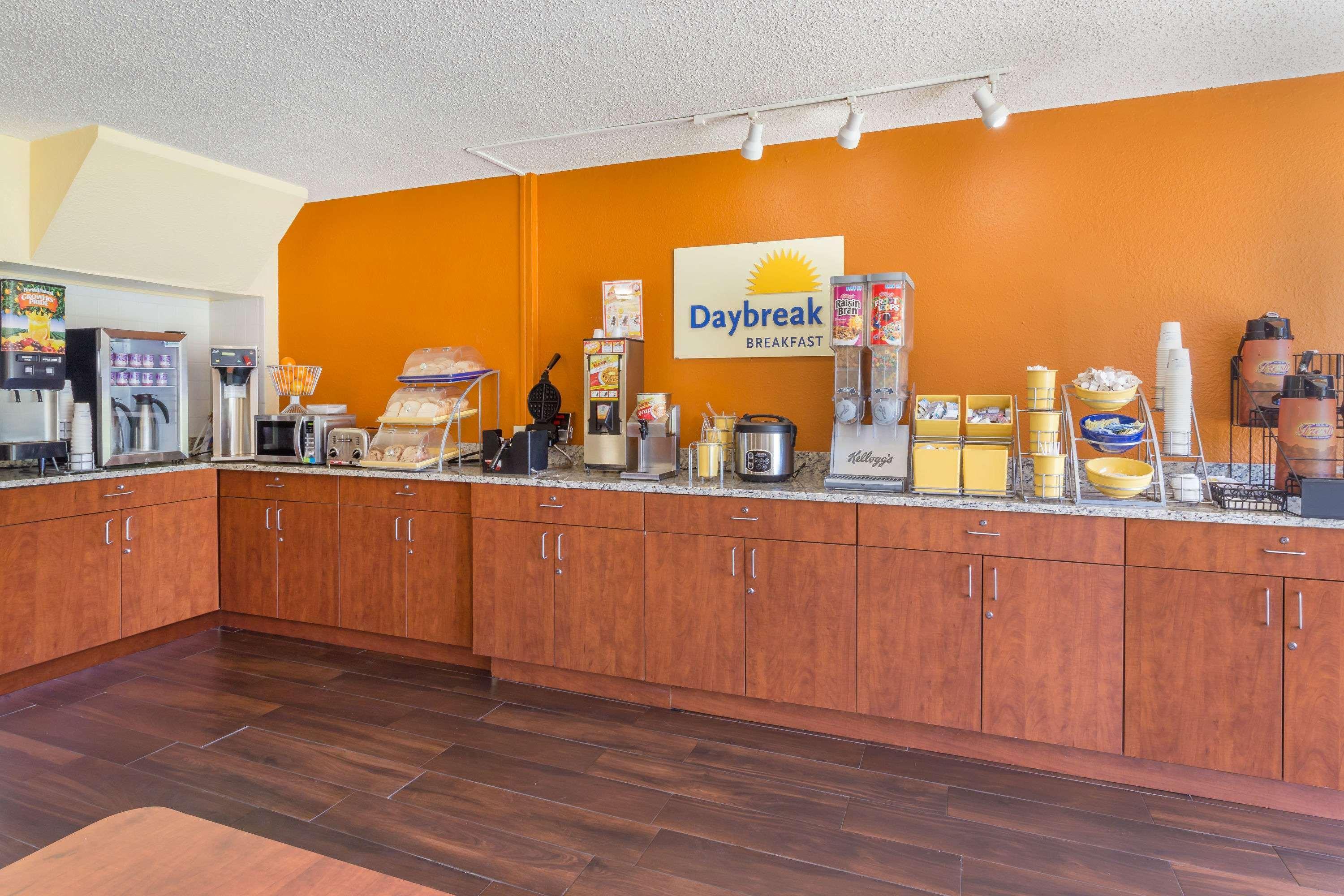Days Inn By Wyndham Wildwood I-75 Eksteriør billede